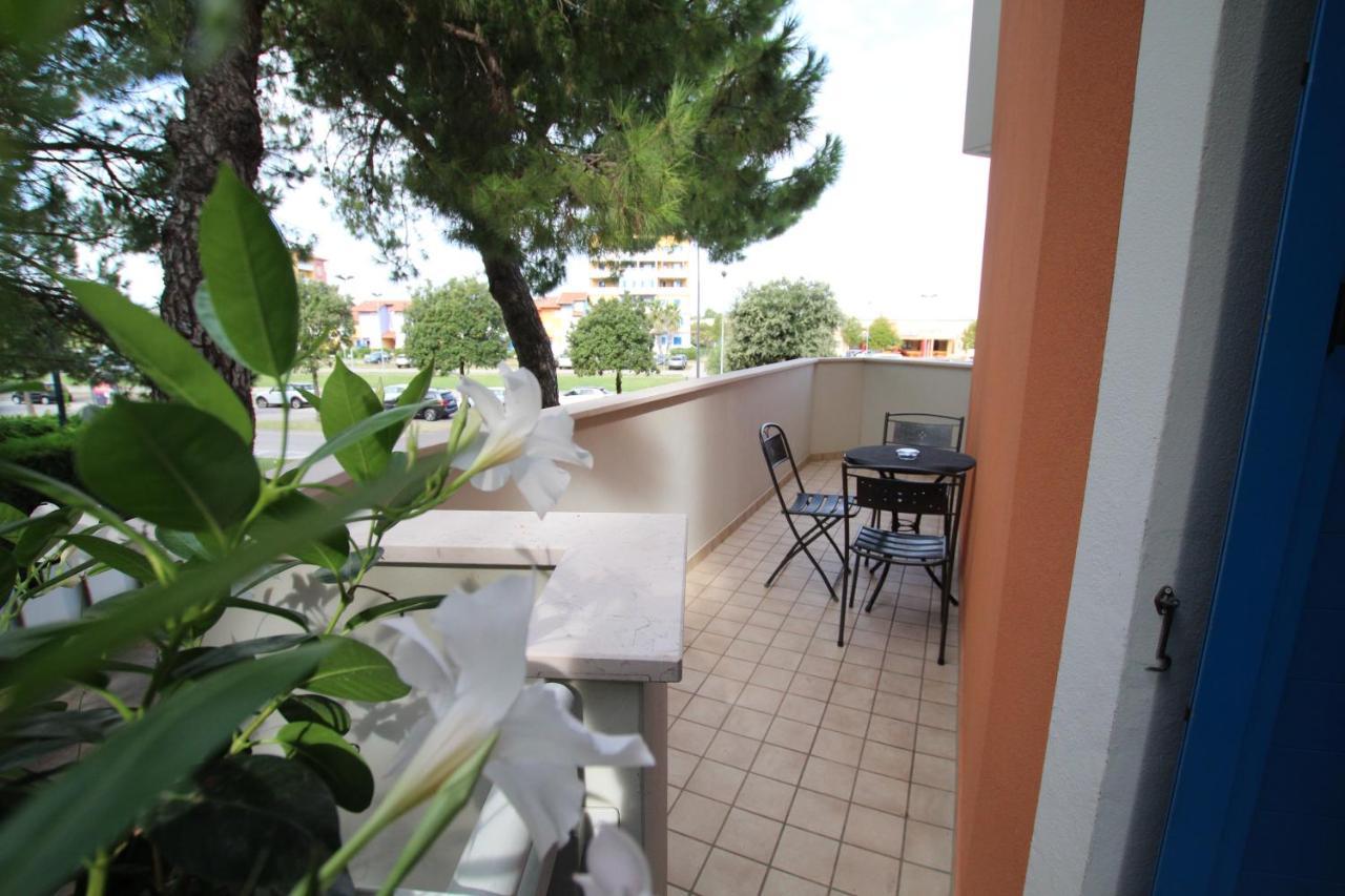 Aparthotel Gioia Каорле Экстерьер фото