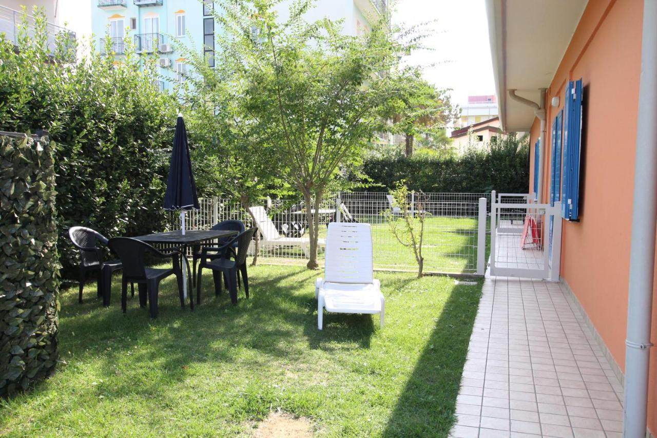 Aparthotel Gioia Каорле Экстерьер фото