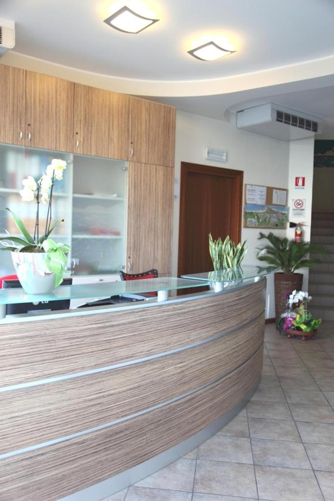 Aparthotel Gioia Каорле Экстерьер фото