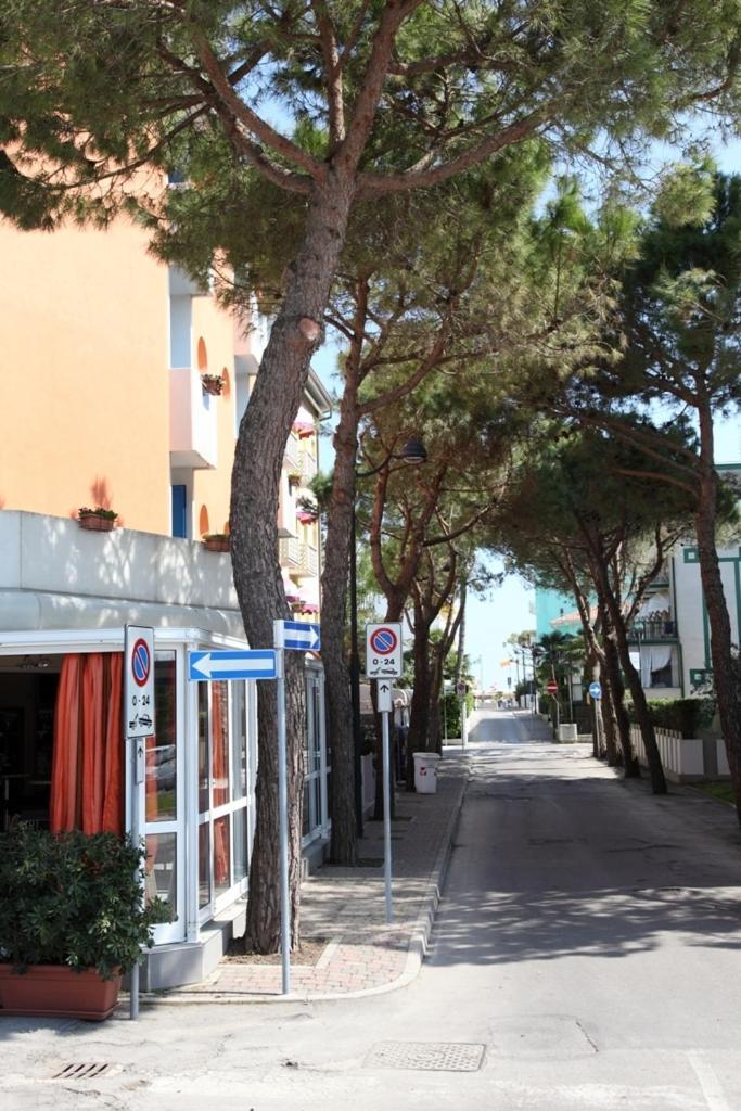 Aparthotel Gioia Каорле Экстерьер фото